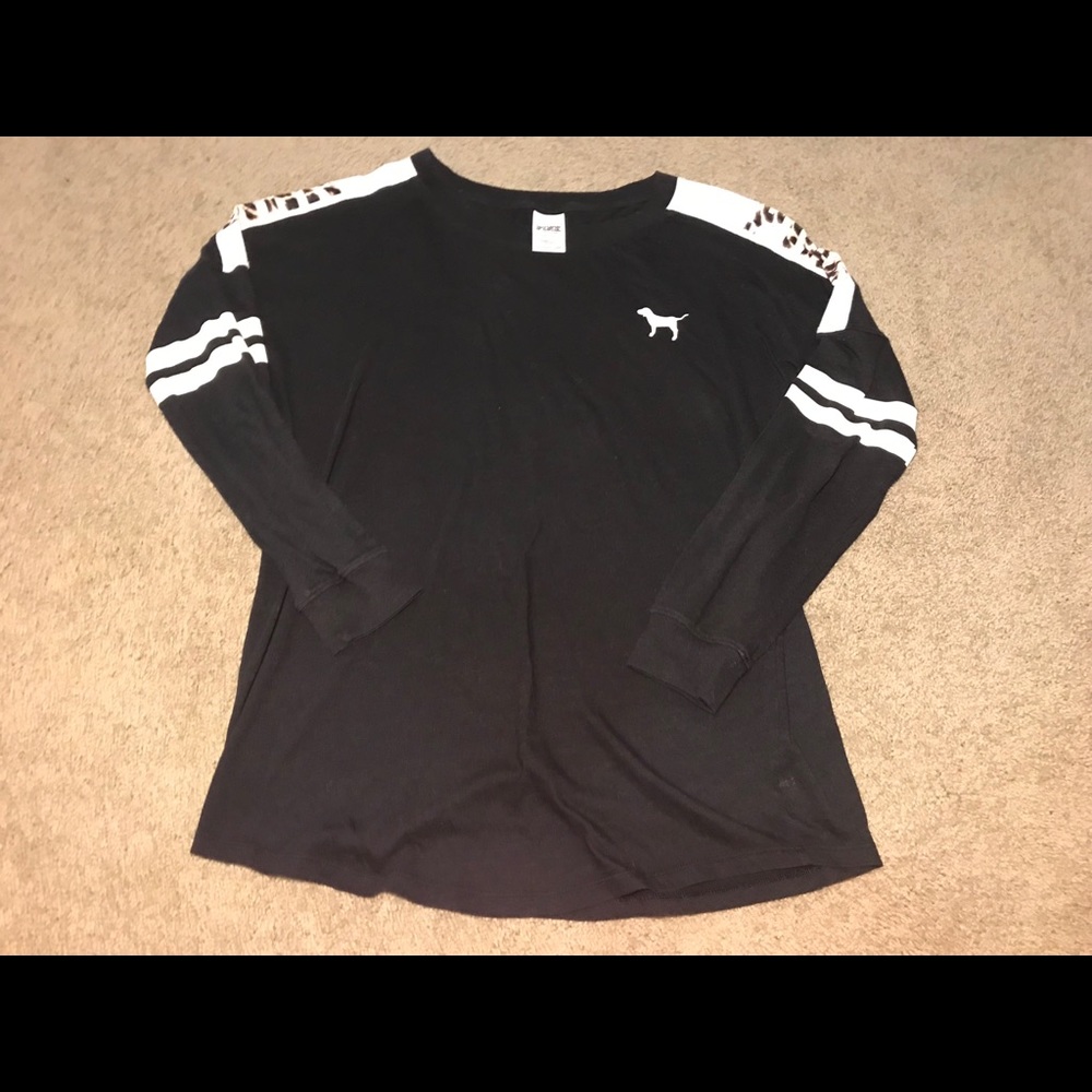 A cute thin Vs PINK long sleeved shirt!